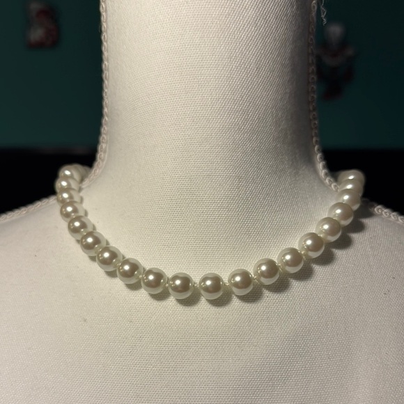 Timeless White Pearl Necklace Choker - Picture 1 of 3